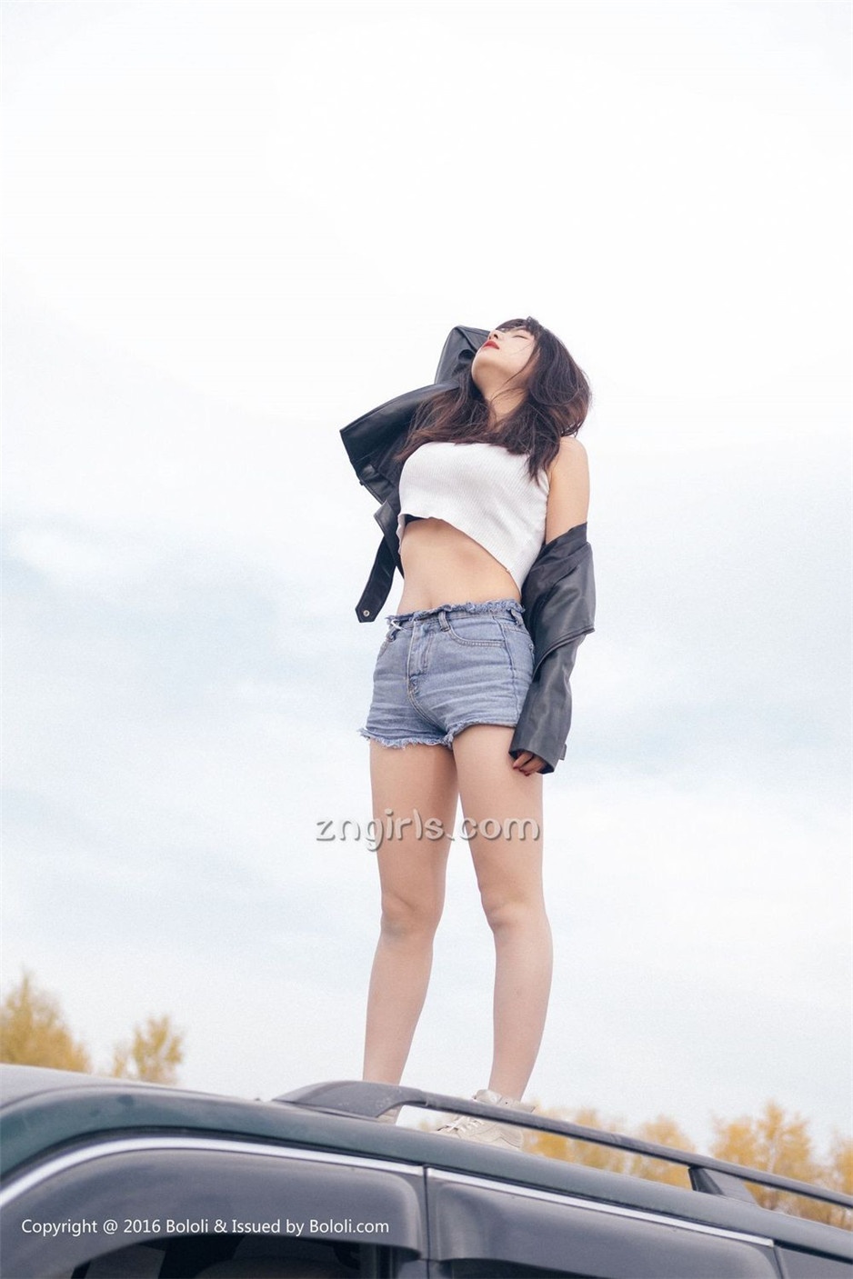 美女嫩模周闻沙漠机车写真身材丰满诱人