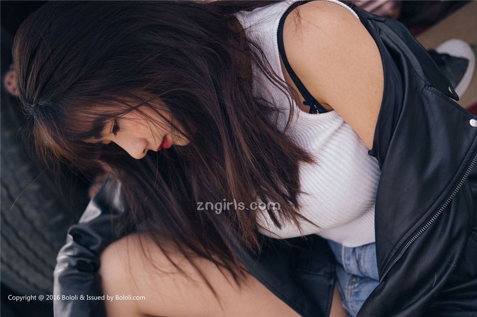 美女嫩模周闻沙漠机车写真身材丰满诱人