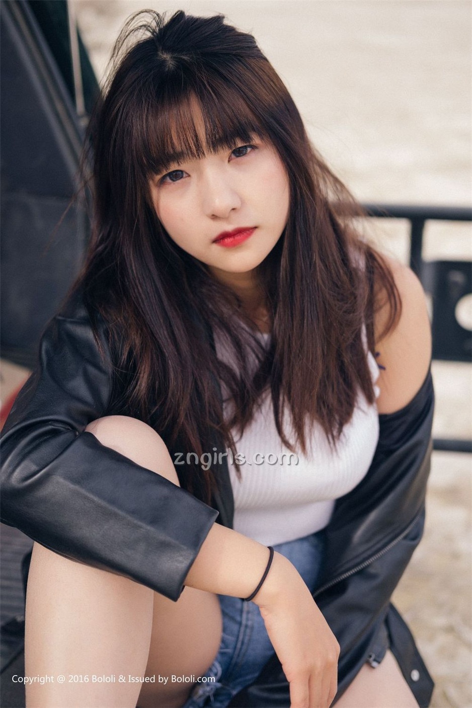 美女嫩模周闻沙漠机车写真身材丰满诱人