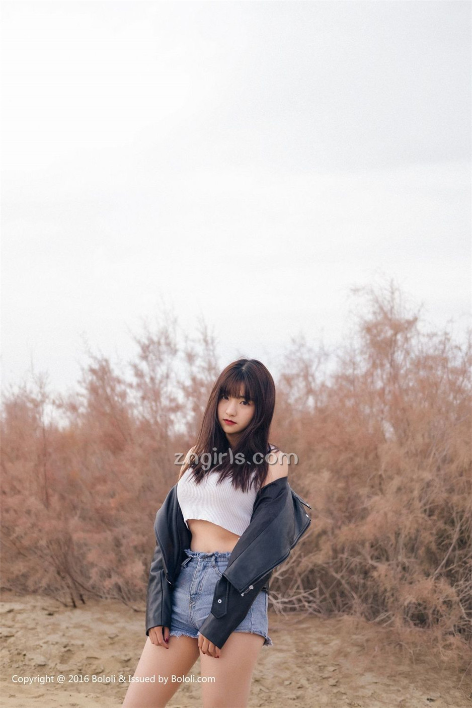 美女嫩模周闻沙漠机车写真身材丰满诱人