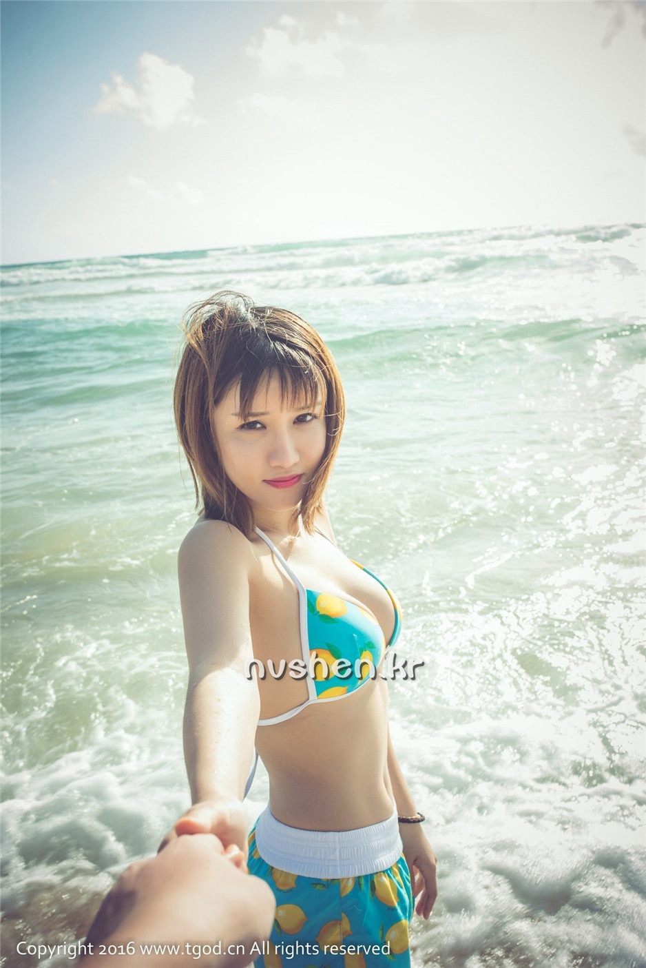 推女神美女傲娇萌萌沙滩比基尼写真