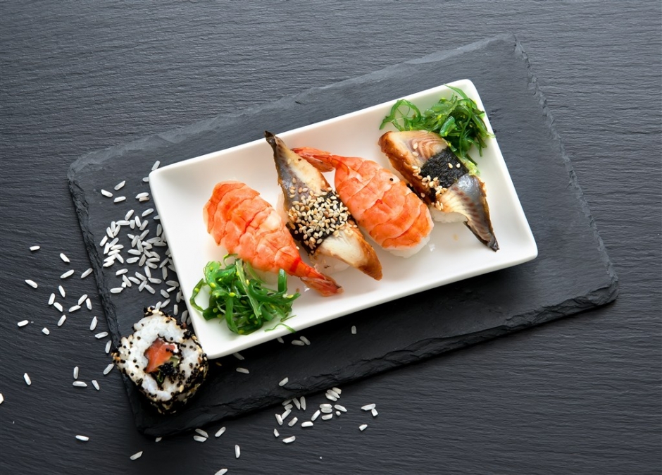 三文鱼寿司卷图片 美味的三文鱼寿司高清摄影图片