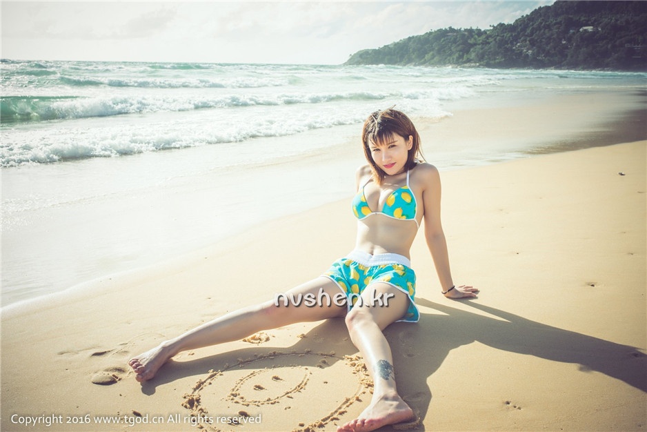 推女神美女傲娇萌萌沙滩比基尼写真