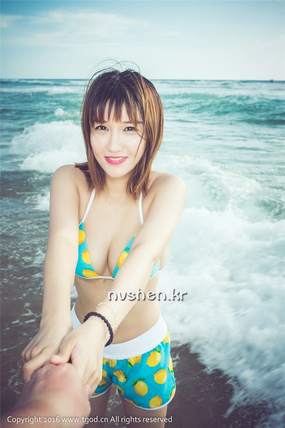 推女神美女傲娇萌萌沙滩比基尼写真