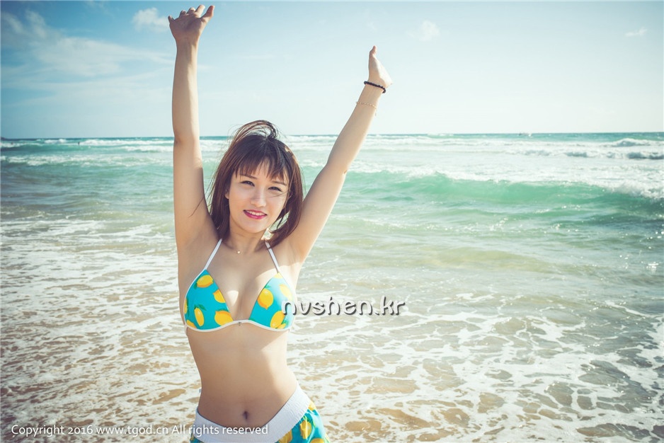 推女神美女傲娇萌萌沙滩比基尼写真