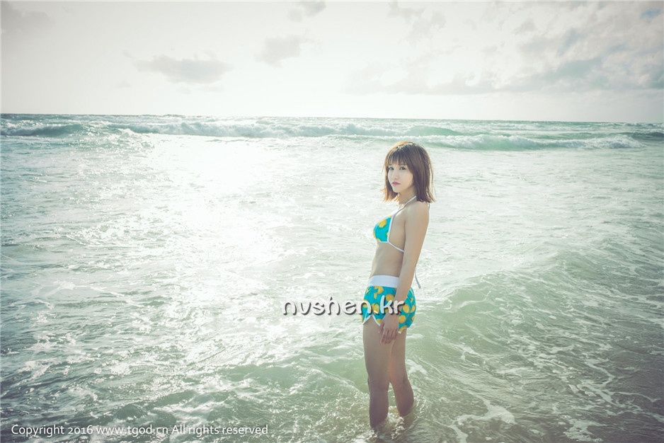 推女神美女傲娇萌萌沙滩比基尼写真