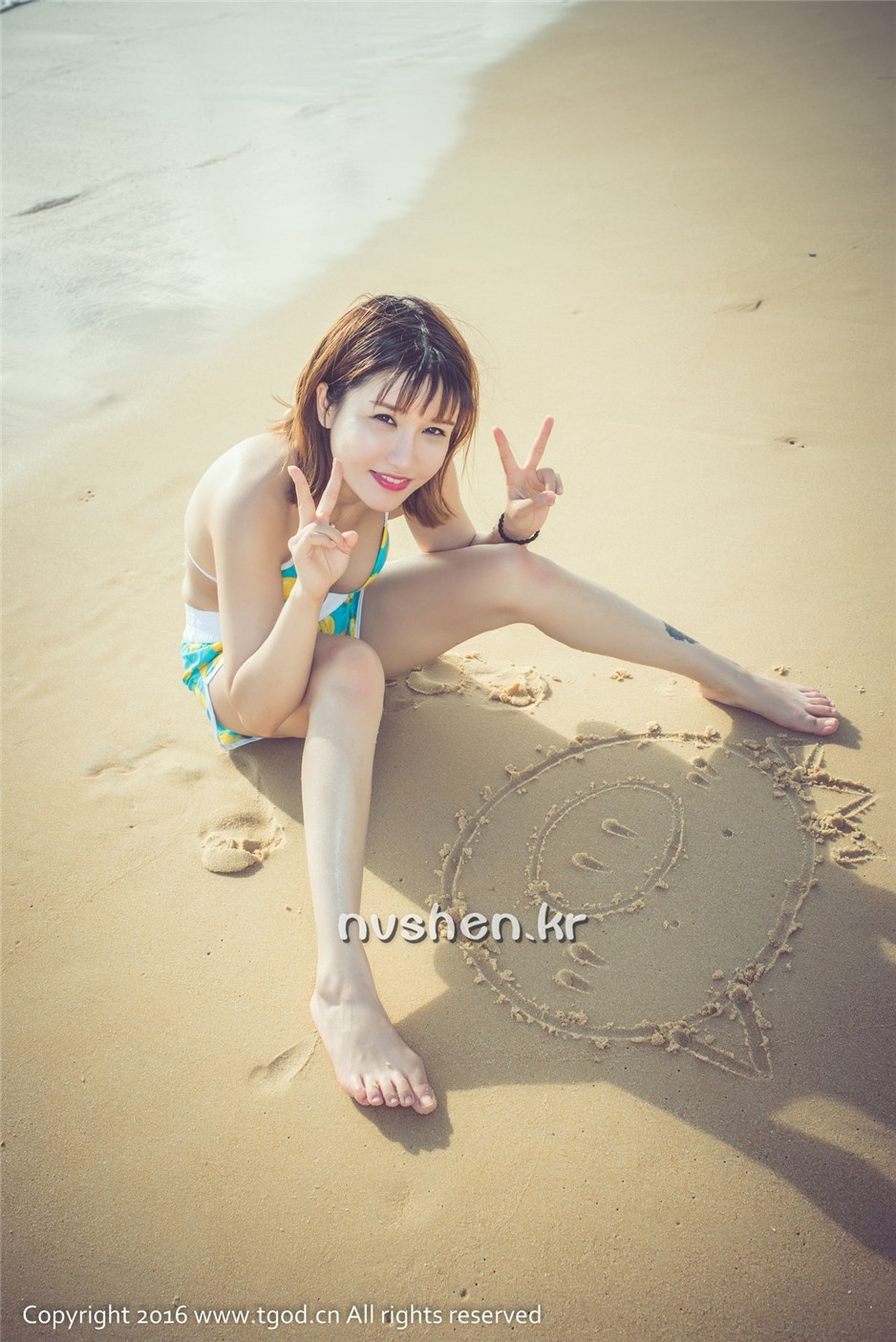 推女神美女傲娇萌萌沙滩比基尼写真