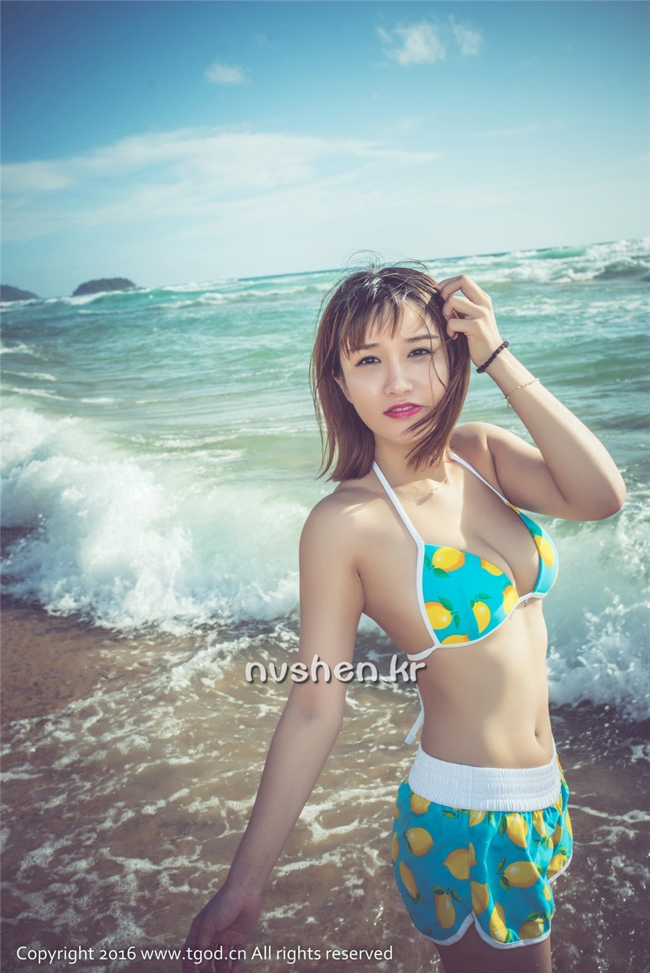 推女神美女傲娇萌萌沙滩比基尼写真