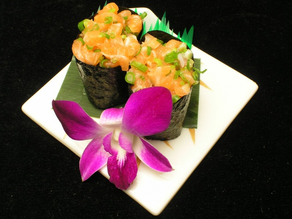 三文鱼牛油果寿司图片 好吃的三文鱼寿司美食图片