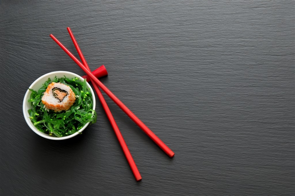 三文鱼牛油果寿司图片 好吃的三文鱼寿司美食图片