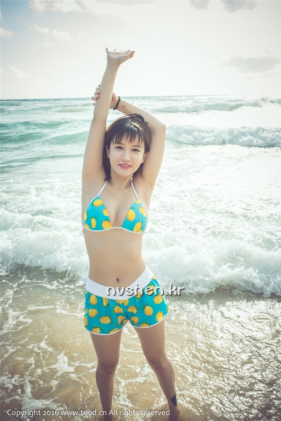 推女神美女傲娇萌萌沙滩比基尼写真