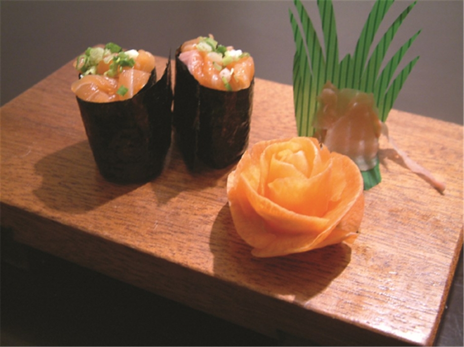 炙烧三文鱼寿司图片 美味的三文鱼寿司素材精选图片