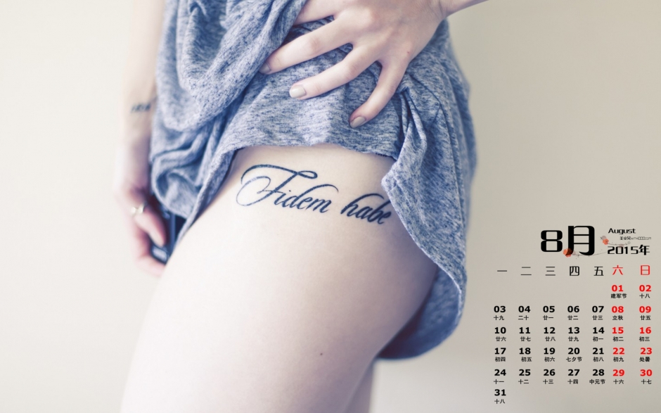 2015年8月日历美女白皙大腿上的英文纹身电脑壁纸下载