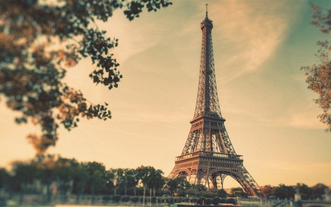 法国巴黎埃菲尔铁塔朦胧远景图片