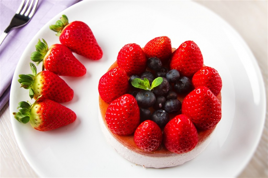 草莓真玫瑰花蛋糕图片 美味的蛋糕系列超清图片