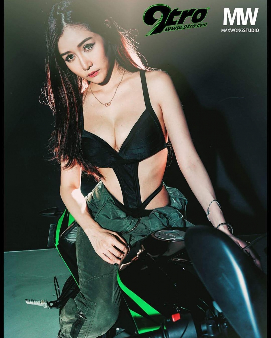 美女模特Naomi Liu性感私房照酥胸诱人