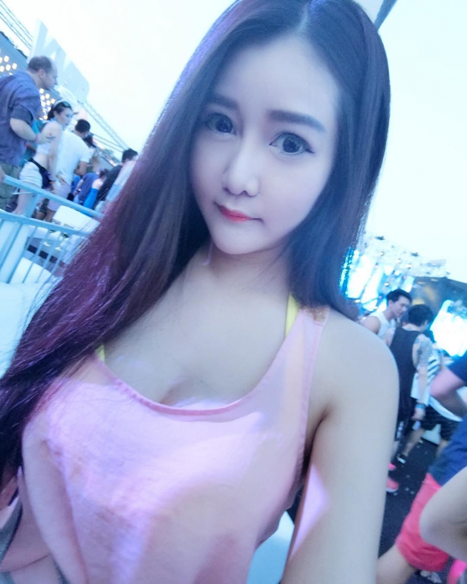 美女模特Naomi Liu性感私房照酥胸诱人