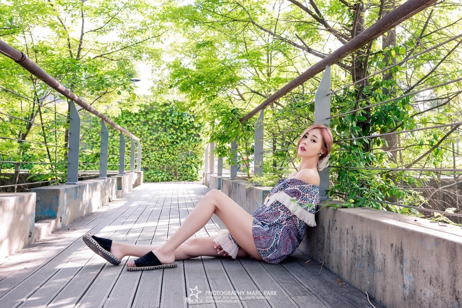韩国美女金河律街拍写真唯美迷人