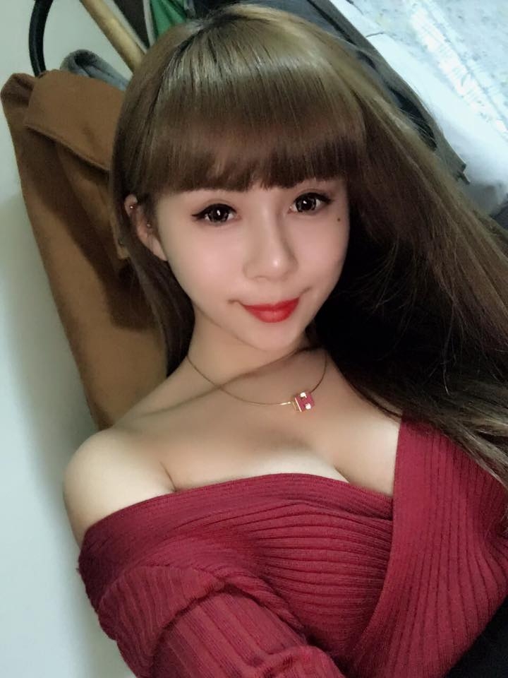 俏皮可爱美女车模吴庭喻低胸自拍照