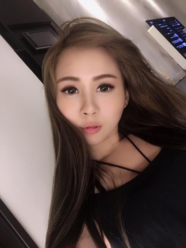 俏皮可爱美女车模吴庭喻低胸自拍照