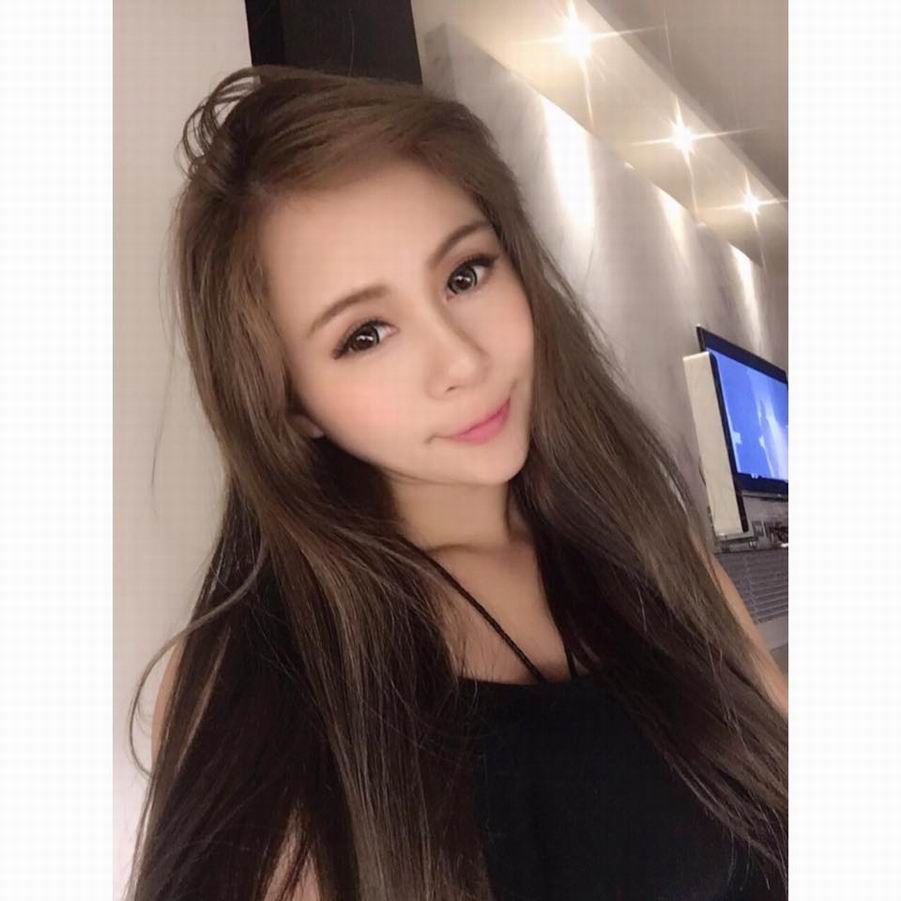 俏皮可爱美女车模吴庭喻低胸自拍照