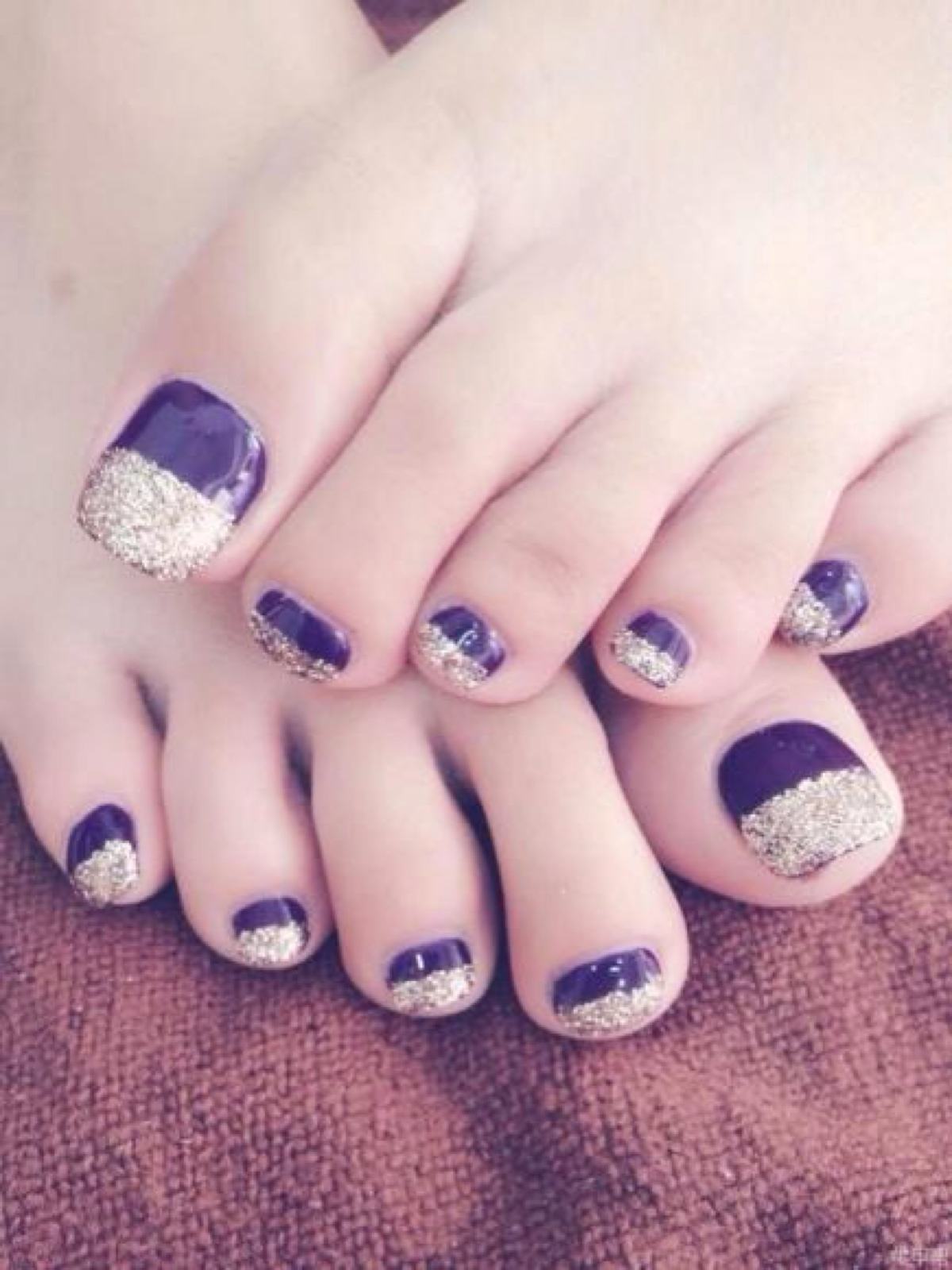简单的紫色指甲油搭配银色亮片法式脚趾甲美甲图片
