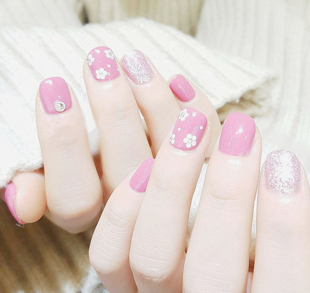 显白嫩粉色彩绘花朵图案搭配贴钻法式美甲图片