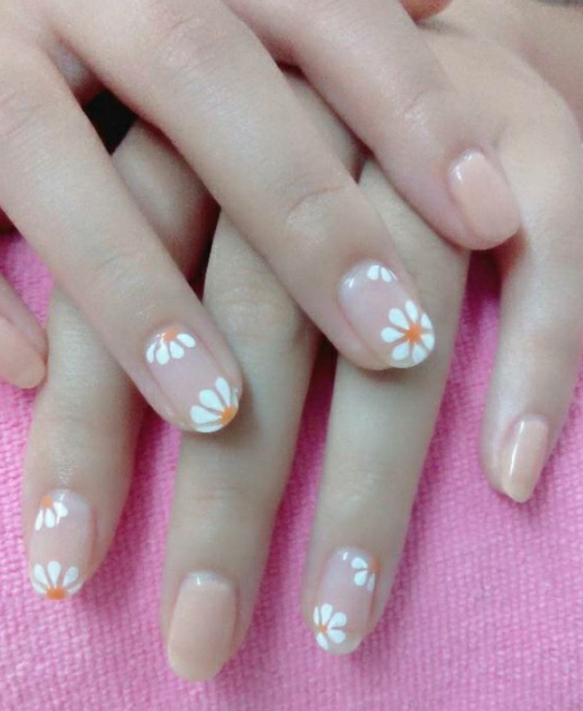 韩国小清新简单的裸色搭配白色小菊花图案美甲款式