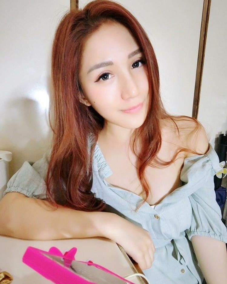 台湾美女Bivi华华性感自拍照巨乳诱人