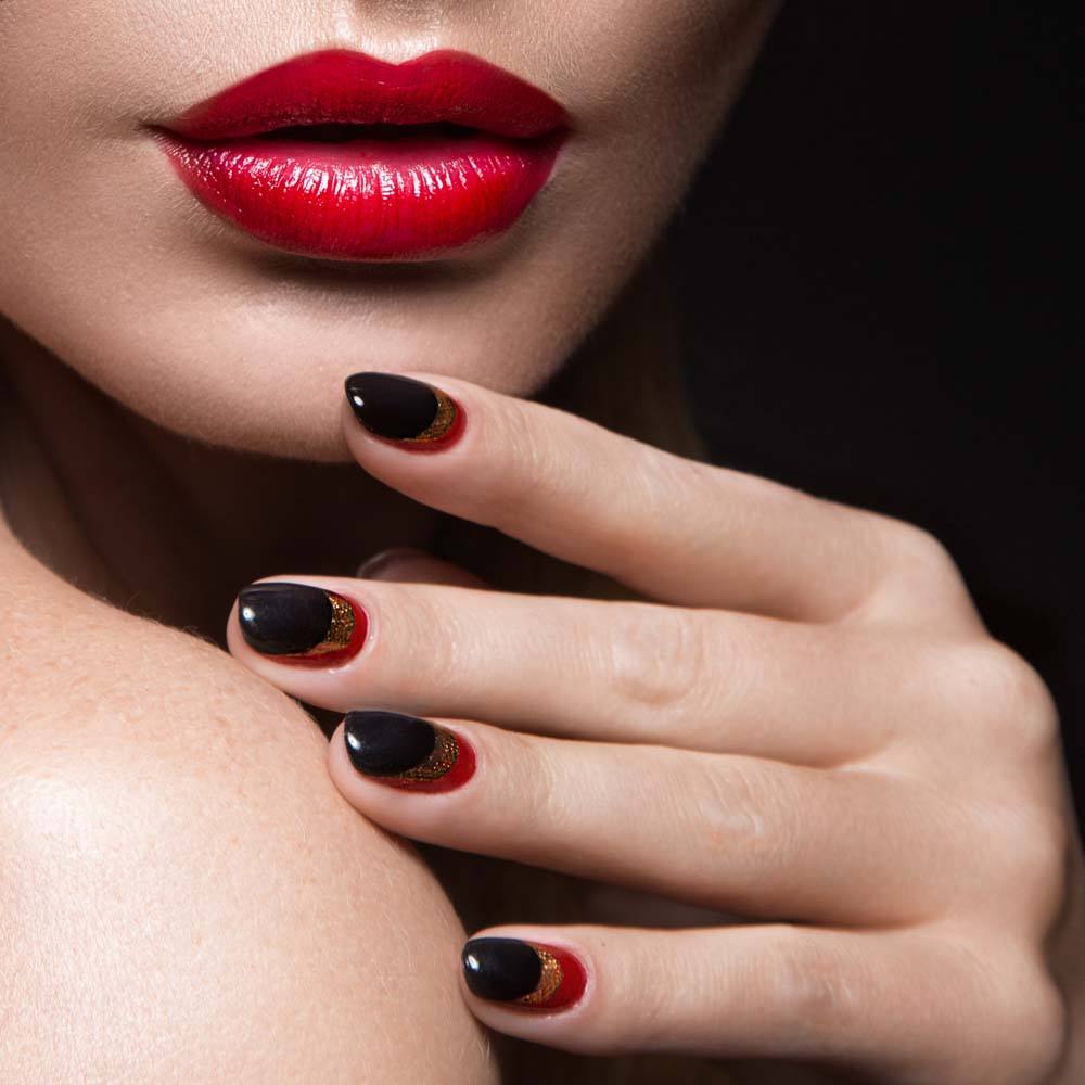 时尚反法式黑色搭配红色圆头短指甲美甲款式图片
