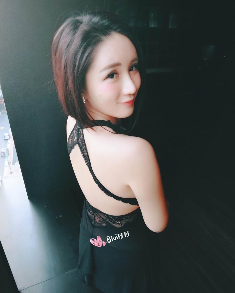 台湾美女Bivi华华性感自拍照巨乳诱人