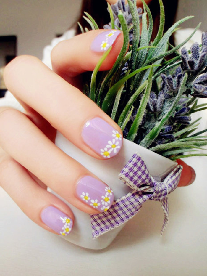 简单好看的紫色QQ甲搭配小雏菊图案彩绘美甲图片