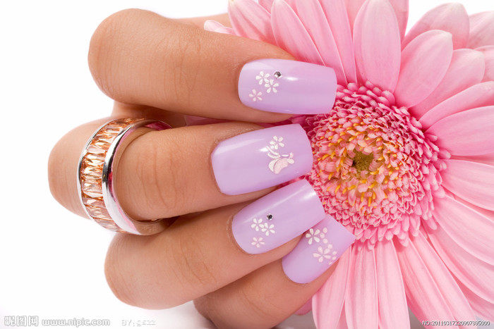 浅紫色搭配白色小菊花彩绘方头美甲图片