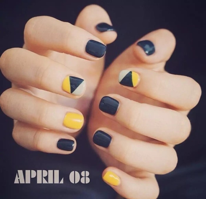 简单的黑色搭配黄色短指甲几何图形彩绘美甲图片