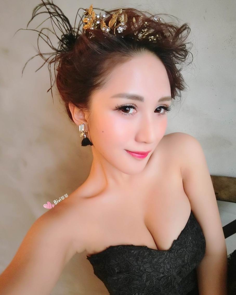 台湾美女Bivi华华性感自拍照巨乳诱人