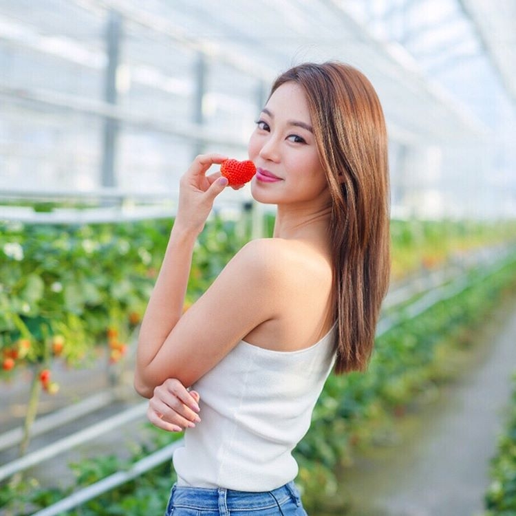 香港美女陈雅思生活自拍照气质出众