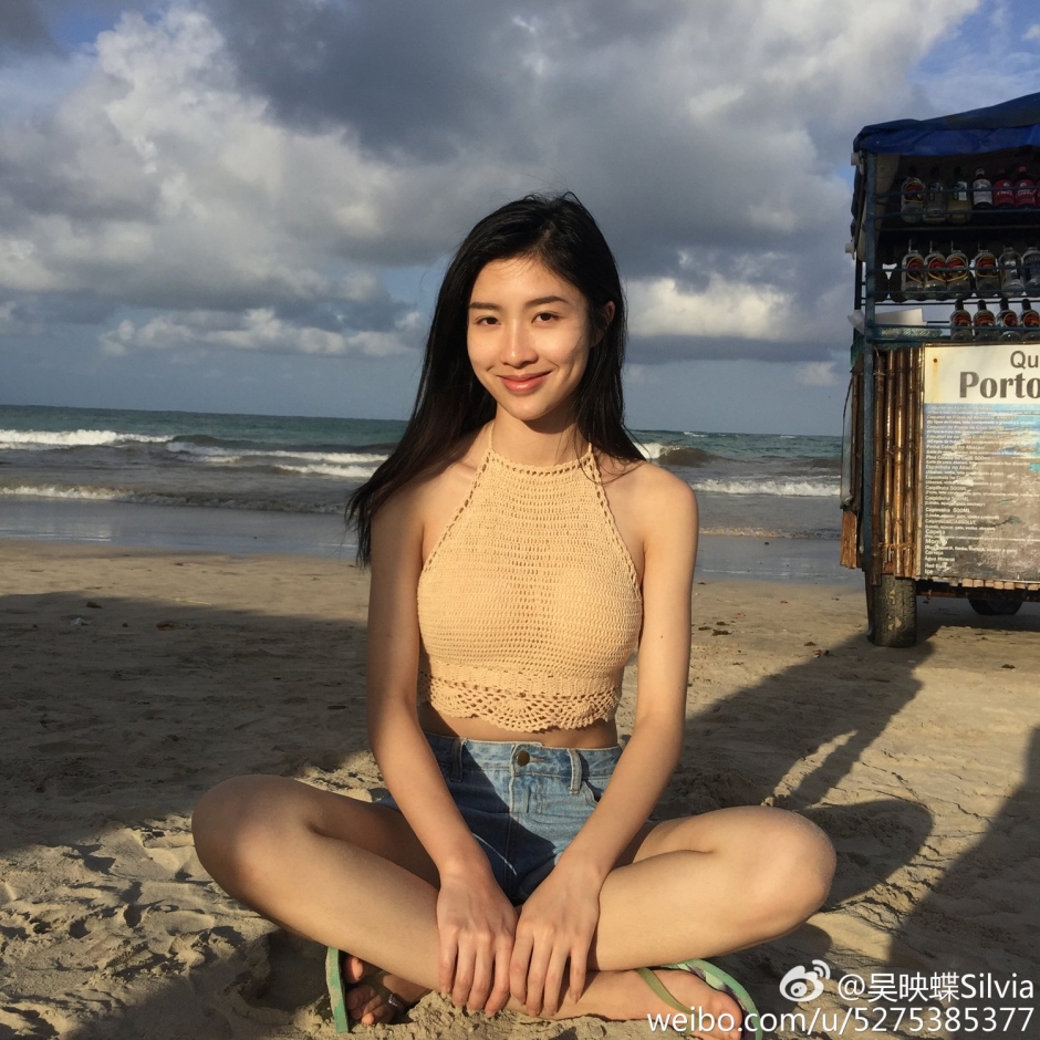 气质女神吴映蝶微博私房照甜美迷人