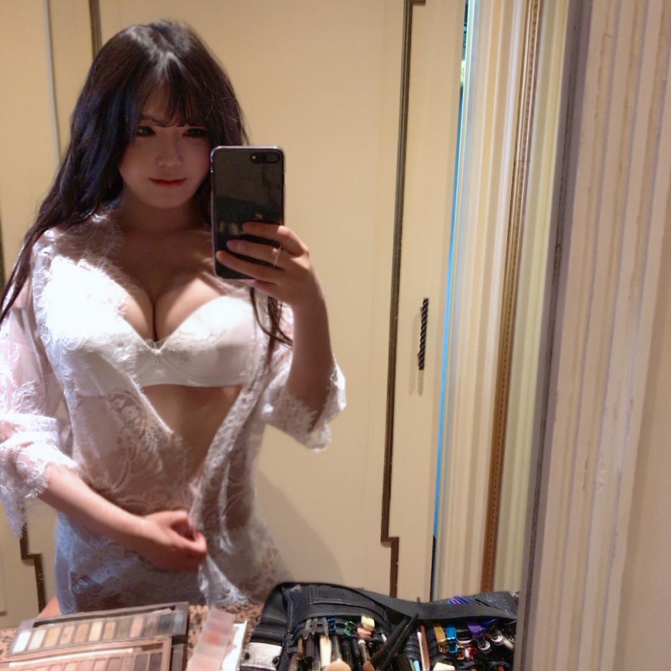 韩国丰满美女水昣巨乳性感自拍照