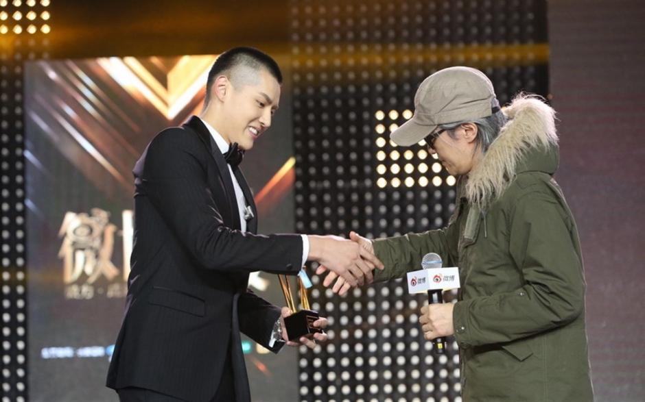 吴亦凡创意壁纸高清 吴亦凡帅气黑白写真高清桌面壁纸