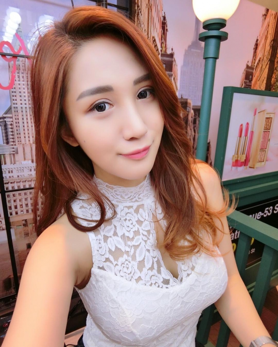 性感美女Bivi華華比基尼私房照秀丰满美乳