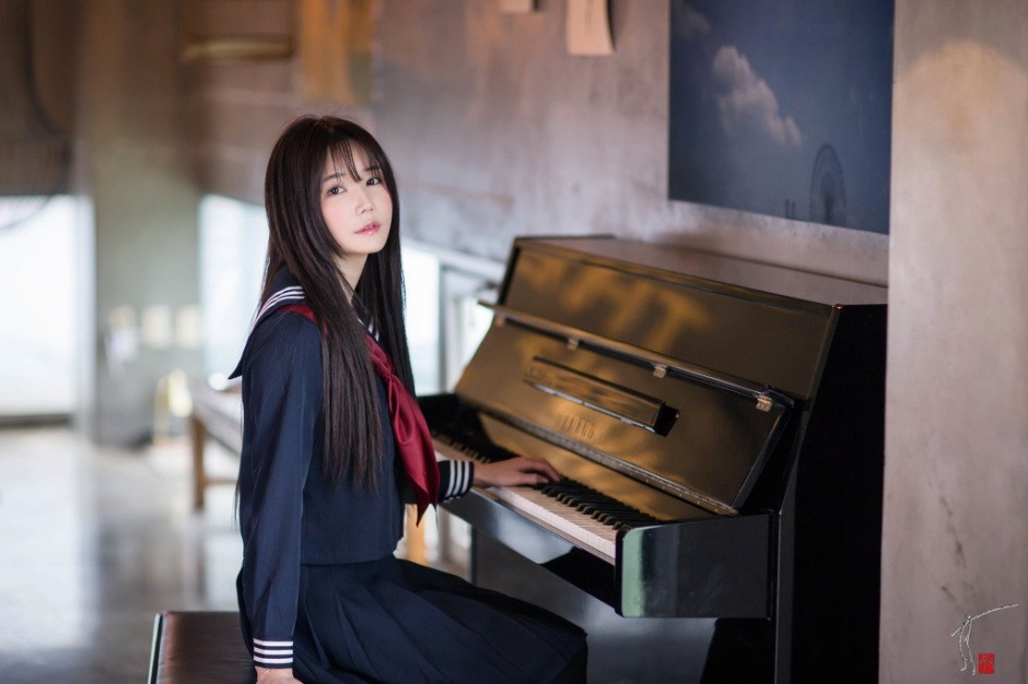 气质韩国美女韩佳恩私房制服写真妖娆迷人