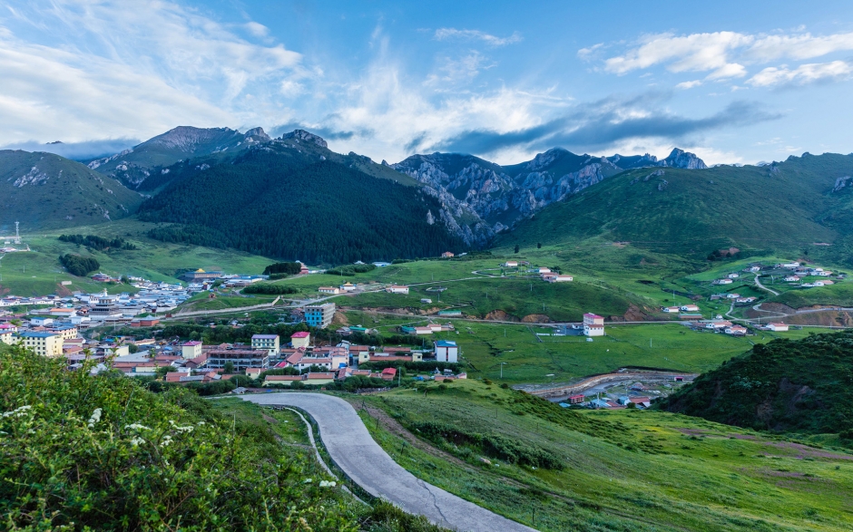 唯美山下小镇图片 蓝白相间的清新小镇唯美风景图片