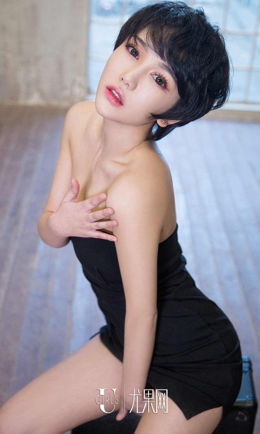 短发美女大悦悦户外性感写真丁字裤诱惑