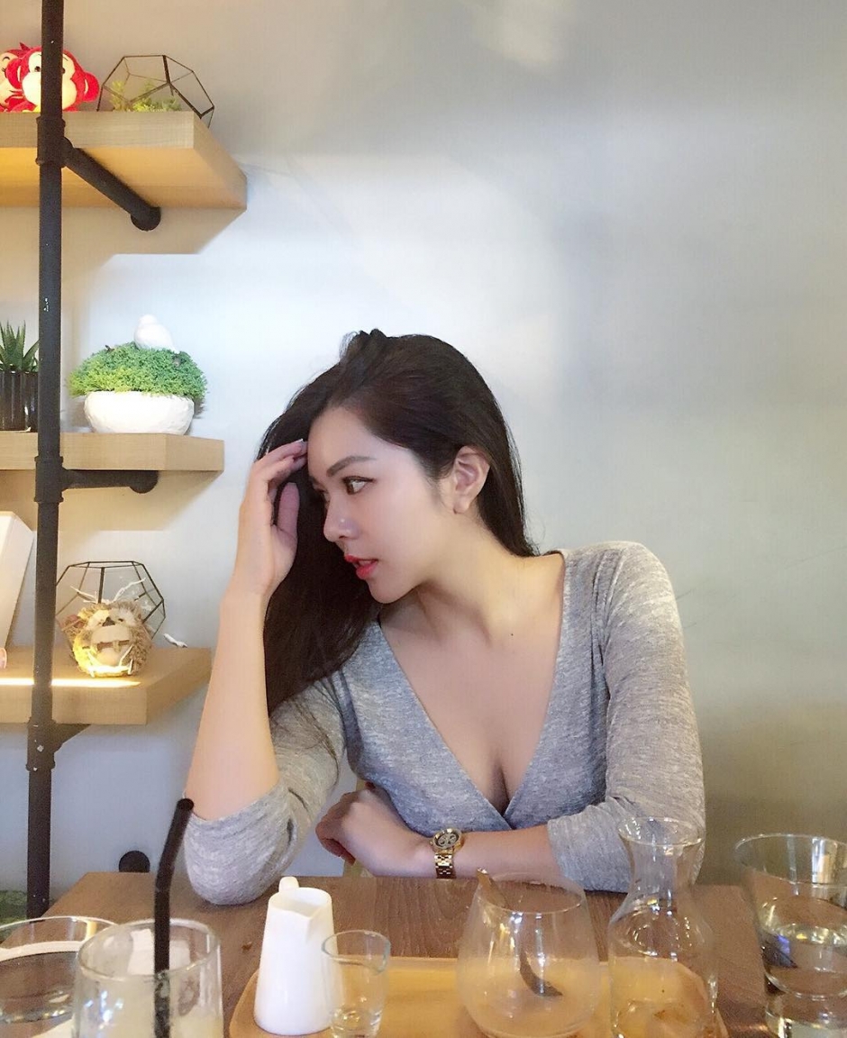 美女空姐心心ELLY甜美私房照长腿迷人