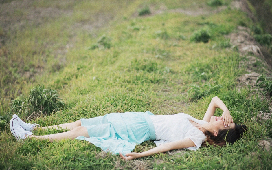 清纯户外美女夏日写真壁纸下载