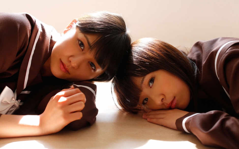 日本美女和田彩花与福田花音校服写真壁纸