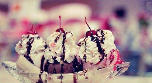 香蕉船冰淇淋图片 美食夏季冷饮香蕉船冰淇淋摄影