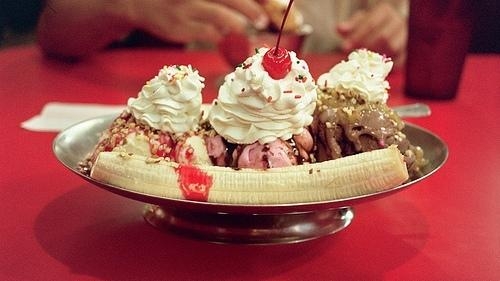 香蕉船冰淇淋图片 美食夏季冷饮香蕉船冰淇淋摄影