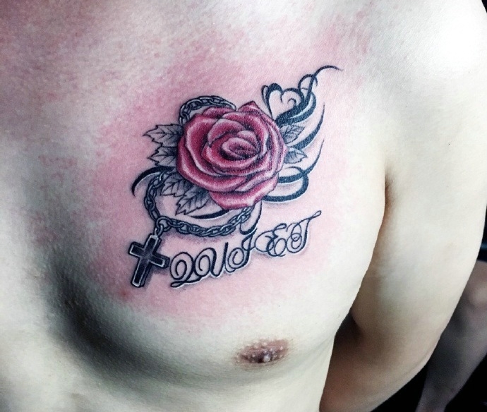 男士胸前十字架玫瑰与英文纹身图案