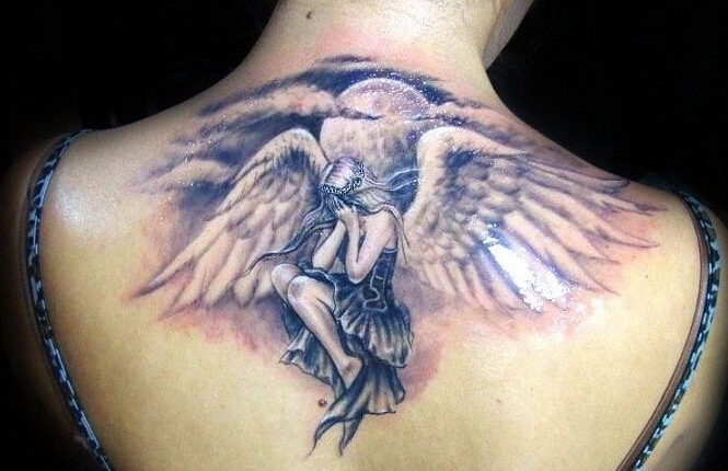 女性后背上哭泣的天使纹身